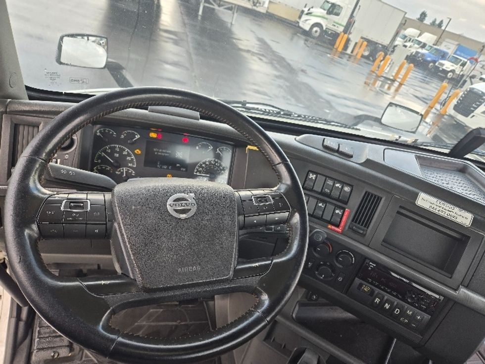 Day Cab Tractor-Heavy Duty Tractors-Volvo-2020-VNR64300-West Sacramento-CA-502,420\n\t\tmiles-$ 51,750 - Image 11