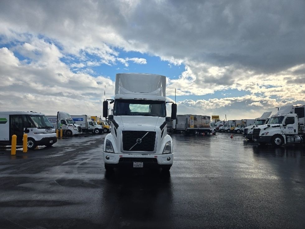 Day Cab Tractor-Heavy Duty Tractors-Volvo-2020-VNR64300-West Sacramento-CA-502,420\n\t\tmiles-$ 51,750 - Image 2