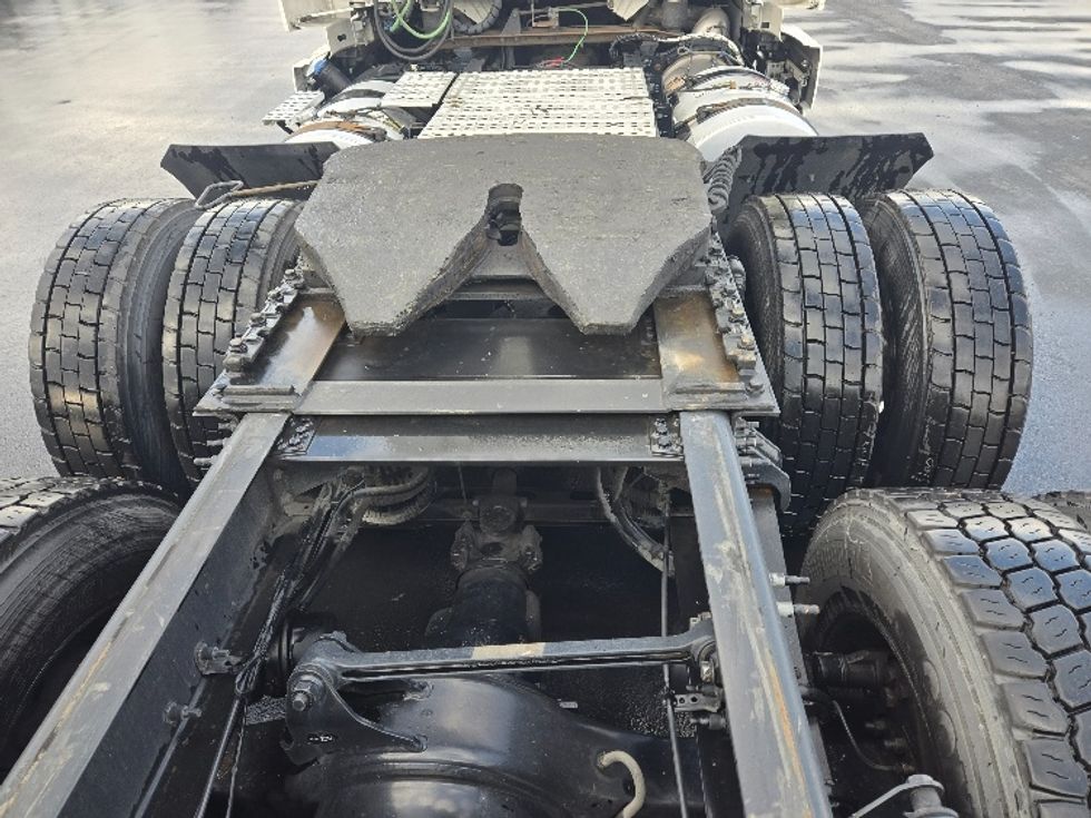 Day Cab Tractor-Heavy Duty Tractors-Volvo-2020-VNR64300-West Sacramento-CA-502,420\n\t\tmiles-$ 51,750 - Image 6