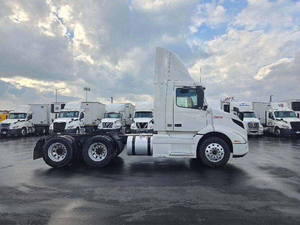 Day Cab Tractor-Heavy Duty Tractors-Volvo-2020-VNR64300-West Sacramento-CA-502,420\n\t\tmiles-$ 51,750 - Image 8