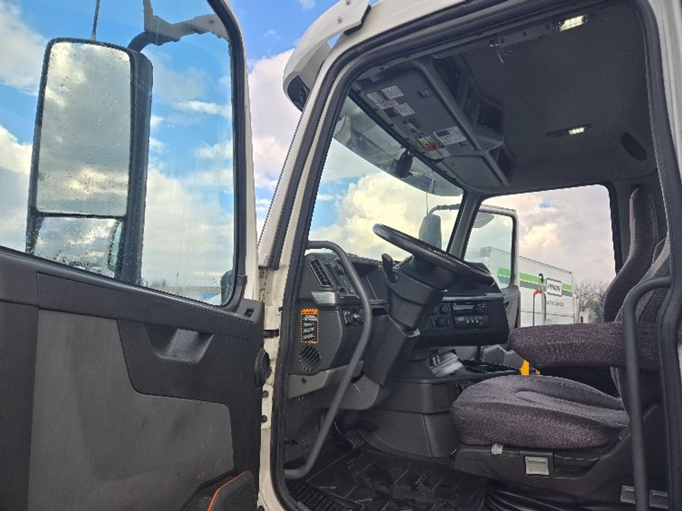 Day Cab Tractor-Heavy Duty Tractors-Volvo-2020-VNR64300-West Sacramento-CA-502,420\n\t\tmiles-$ 51,750 - Image 9