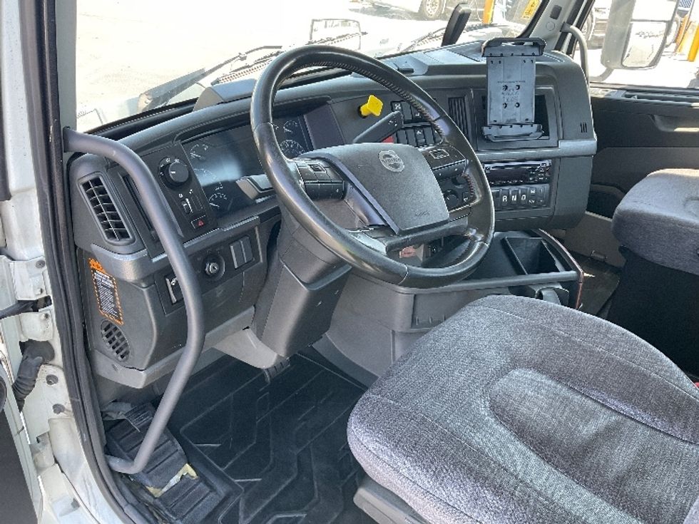 Day Cab Tractor-Heavy Duty Tractors-Volvo-2020-VNR64300-West Sacramento-CA-507,719\n\t\tmiles-$ 40,750 - Image 10