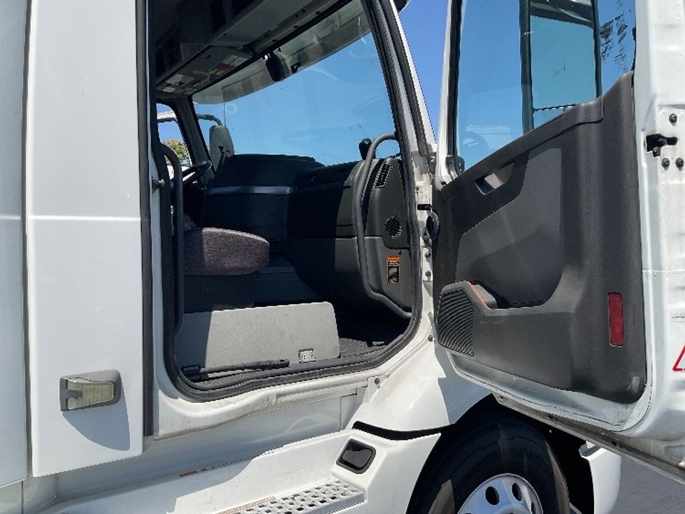 Day Cab Tractor-Heavy Duty Tractors-Volvo-2020-VNR64300-West Sacramento-CA-507,719\n\t\tmiles-$ 40,750 - Image 12