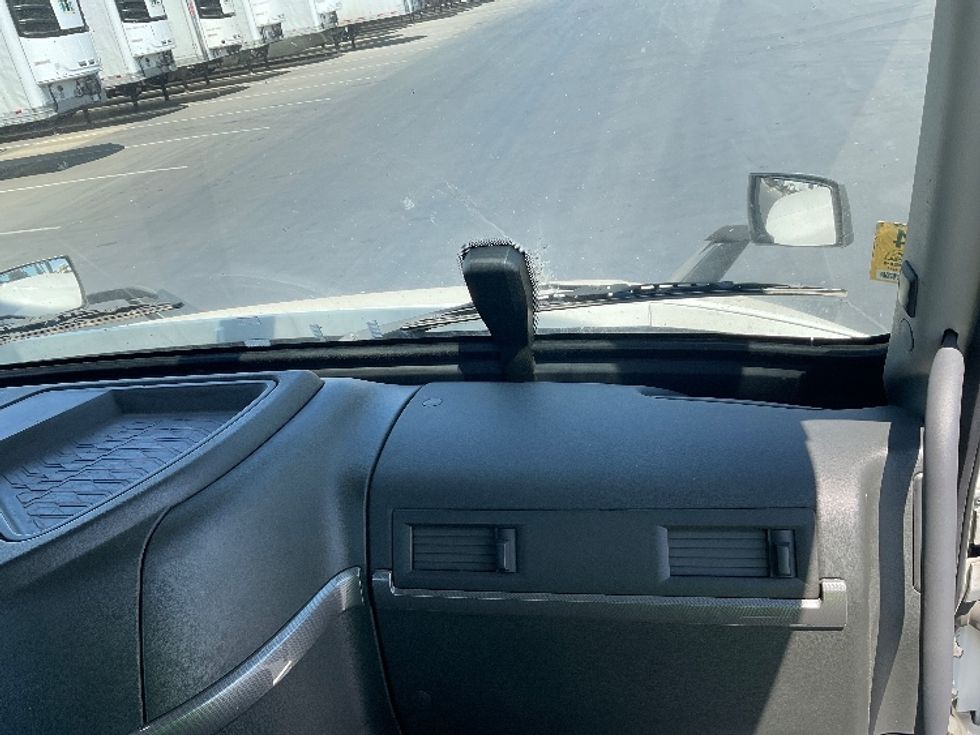 Day Cab Tractor-Heavy Duty Tractors-Volvo-2020-VNR64300-West Sacramento-CA-507,719\n\t\tmiles-$ 40,750 - Image 13