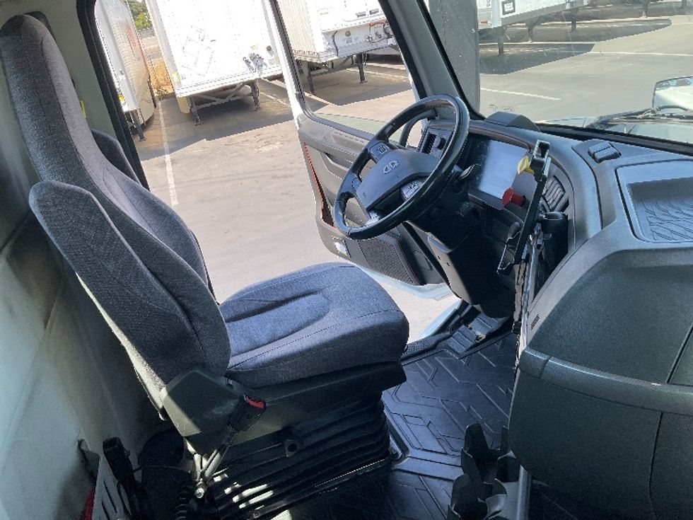 Day Cab Tractor-Heavy Duty Tractors-Volvo-2020-VNR64300-West Sacramento-CA-507,719\n\t\tmiles-$ 40,750 - Image 14