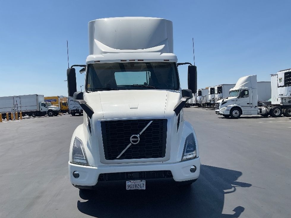 Day Cab Tractor-Heavy Duty Tractors-Volvo-2020-VNR64300-West Sacramento-CA-507,719\n\t\tmiles-$ 40,750 - Image 2