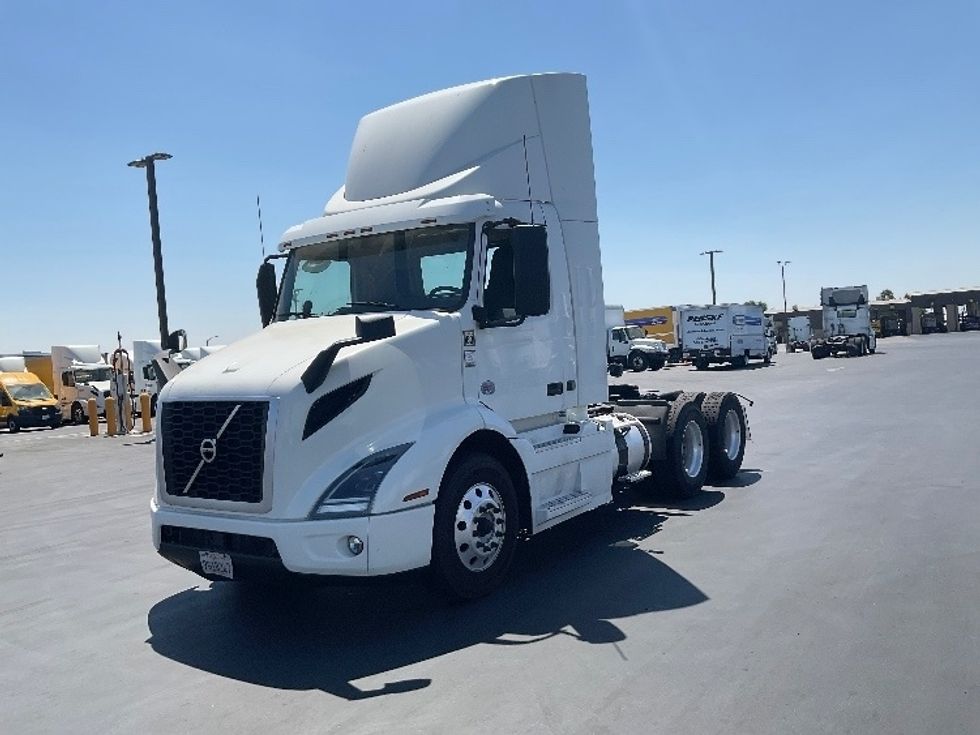 Day Cab Tractor-Heavy Duty Tractors-Volvo-2020-VNR64300-West Sacramento-CA-507,719\n\t\tmiles-$ 40,750 - Image 3