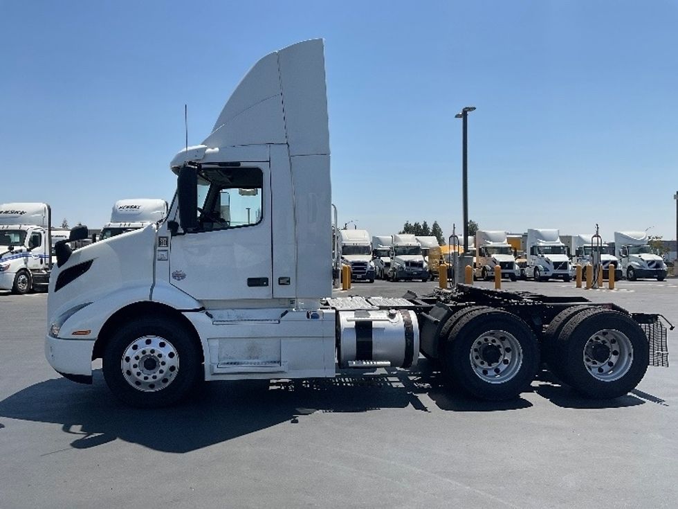Day Cab Tractor-Heavy Duty Tractors-Volvo-2020-VNR64300-West Sacramento-CA-507,719\n\t\tmiles-$ 40,750 - Image 4