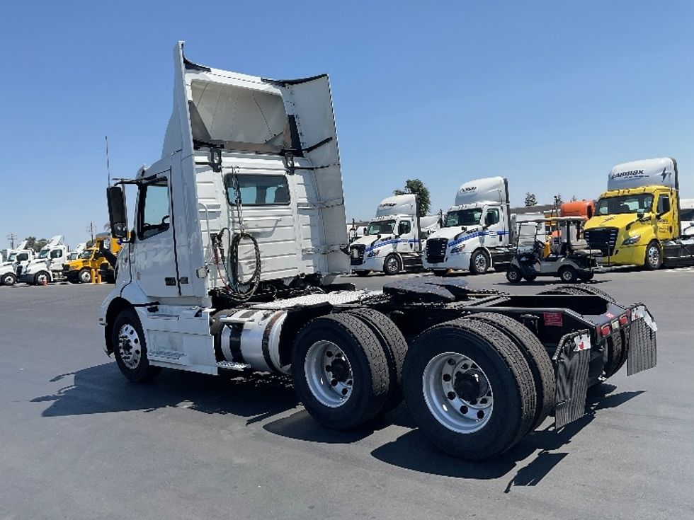Day Cab Tractor-Heavy Duty Tractors-Volvo-2020-VNR64300-West Sacramento-CA-507,719\n\t\tmiles-$ 40,750 - Image 5