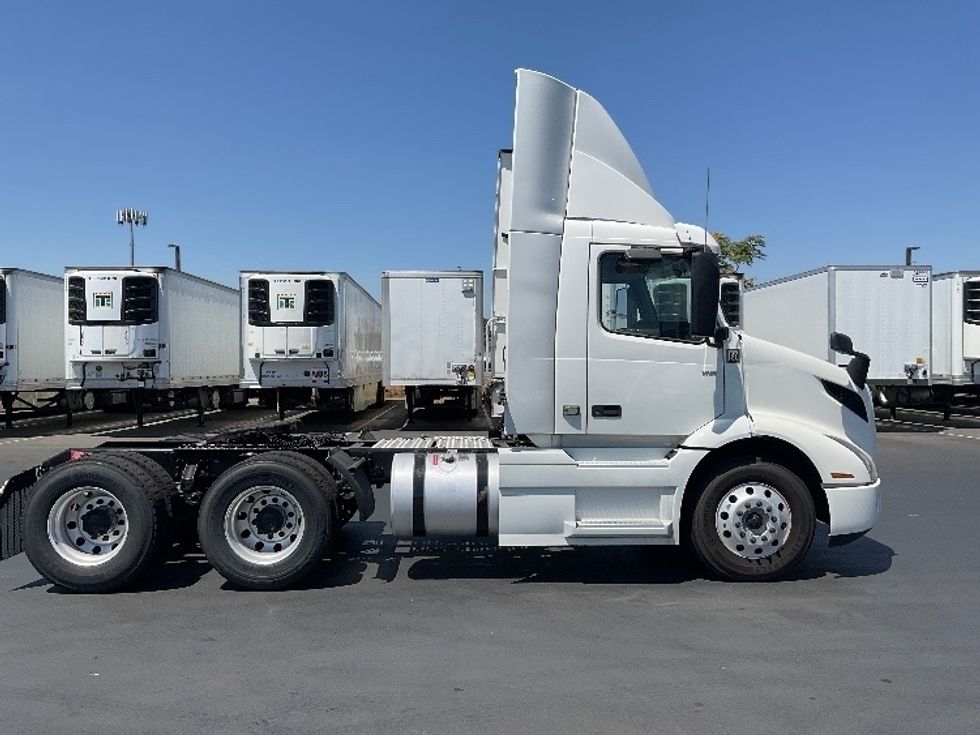 Day Cab Tractor-Heavy Duty Tractors-Volvo-2020-VNR64300-West Sacramento-CA-507,719\n\t\tmiles-$ 40,750 - Image 8