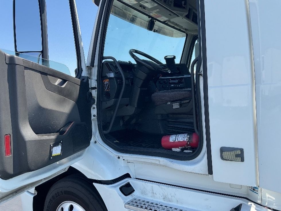 Day Cab Tractor-Heavy Duty Tractors-Volvo-2020-VNR64300-West Sacramento-CA-507,719\n\t\tmiles-$ 40,750 - Image 9