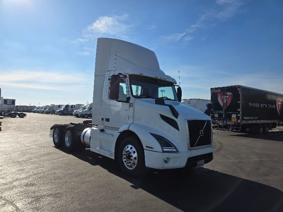 Day Cab Tractor-Heavy Duty Tractors-Volvo-2020-VNR64300-West Sacramento-CA-510,630\n\t\tmiles-$ 46,250 - Image 1