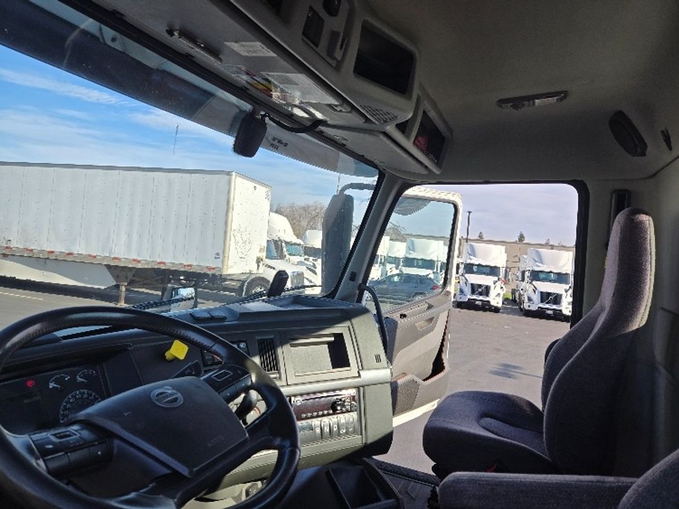 Day Cab Tractor-Heavy Duty Tractors-Volvo-2020-VNR64300-West Sacramento-CA-510,630\n\t\tmiles-$ 46,250 - Image 10