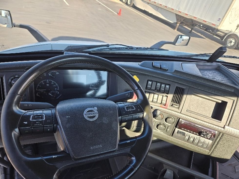 Day Cab Tractor-Heavy Duty Tractors-Volvo-2020-VNR64300-West Sacramento-CA-510,630\n\t\tmiles-$ 46,250 - Image 11