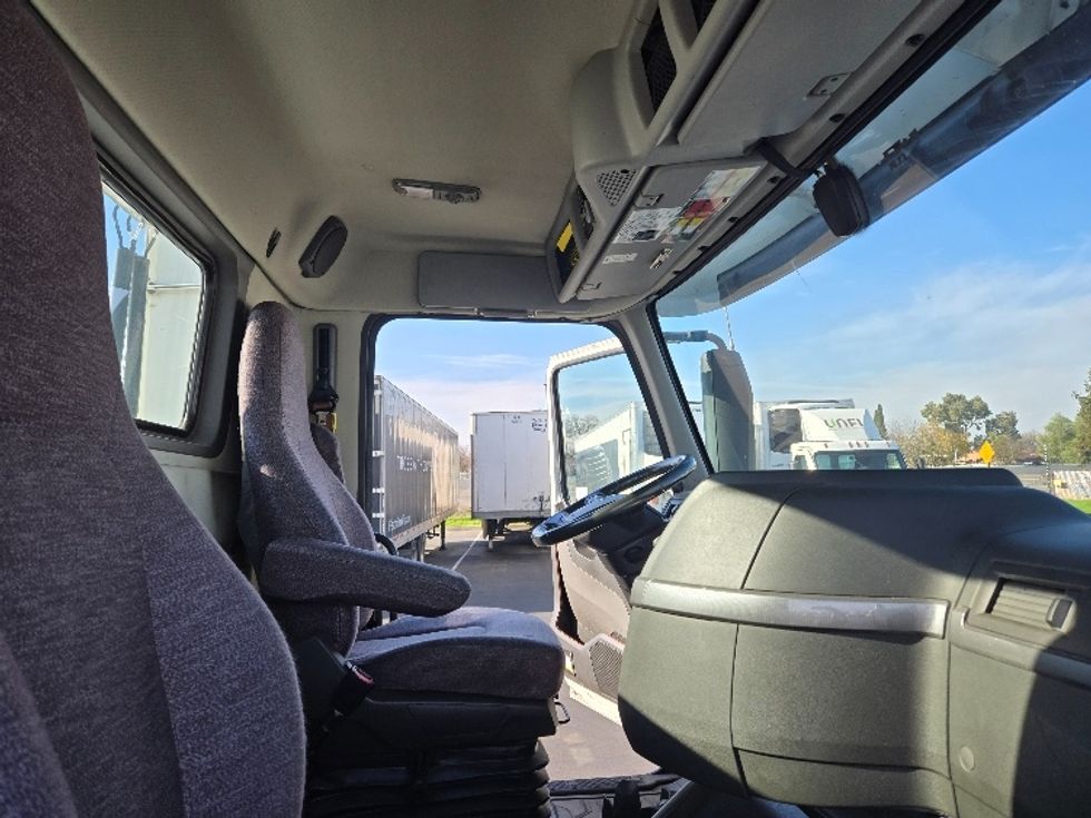 Day Cab Tractor-Heavy Duty Tractors-Volvo-2020-VNR64300-West Sacramento-CA-510,630\n\t\tmiles-$ 46,250 - Image 12