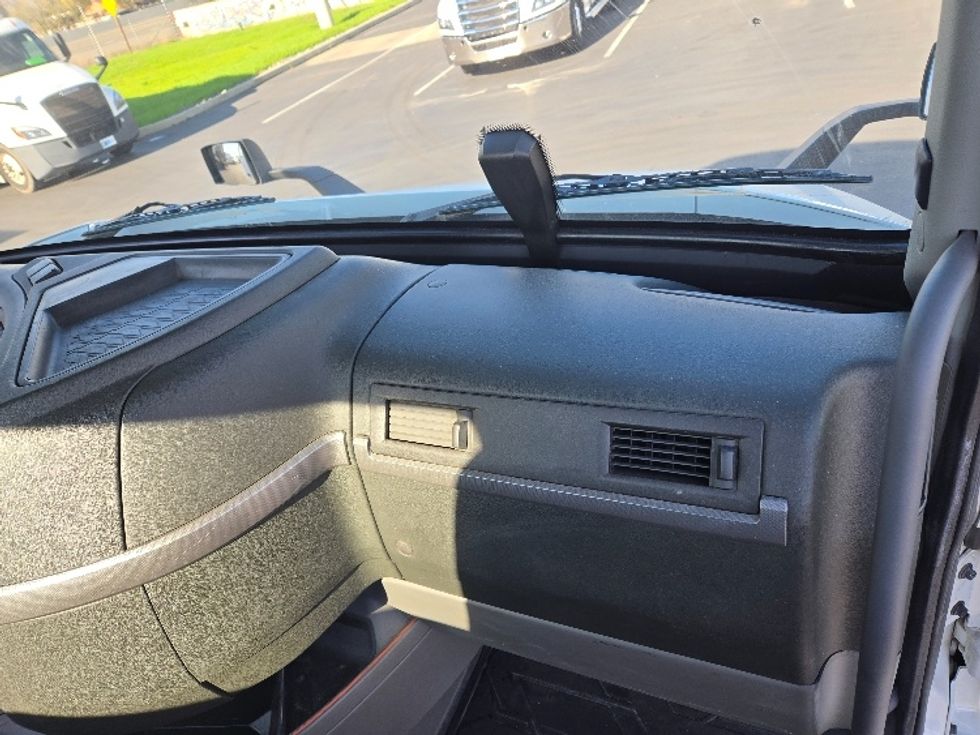 Day Cab Tractor-Heavy Duty Tractors-Volvo-2020-VNR64300-West Sacramento-CA-510,630\n\t\tmiles-$ 46,250 - Image 13