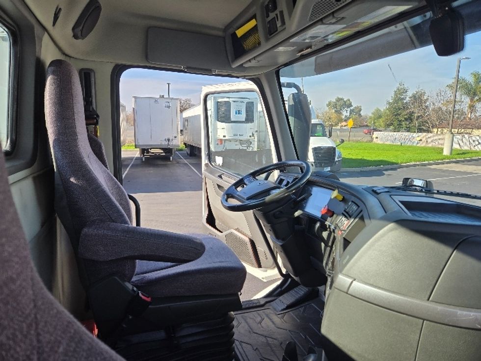 Day Cab Tractor-Heavy Duty Tractors-Volvo-2020-VNR64300-West Sacramento-CA-510,630\n\t\tmiles-$ 46,250 - Image 14