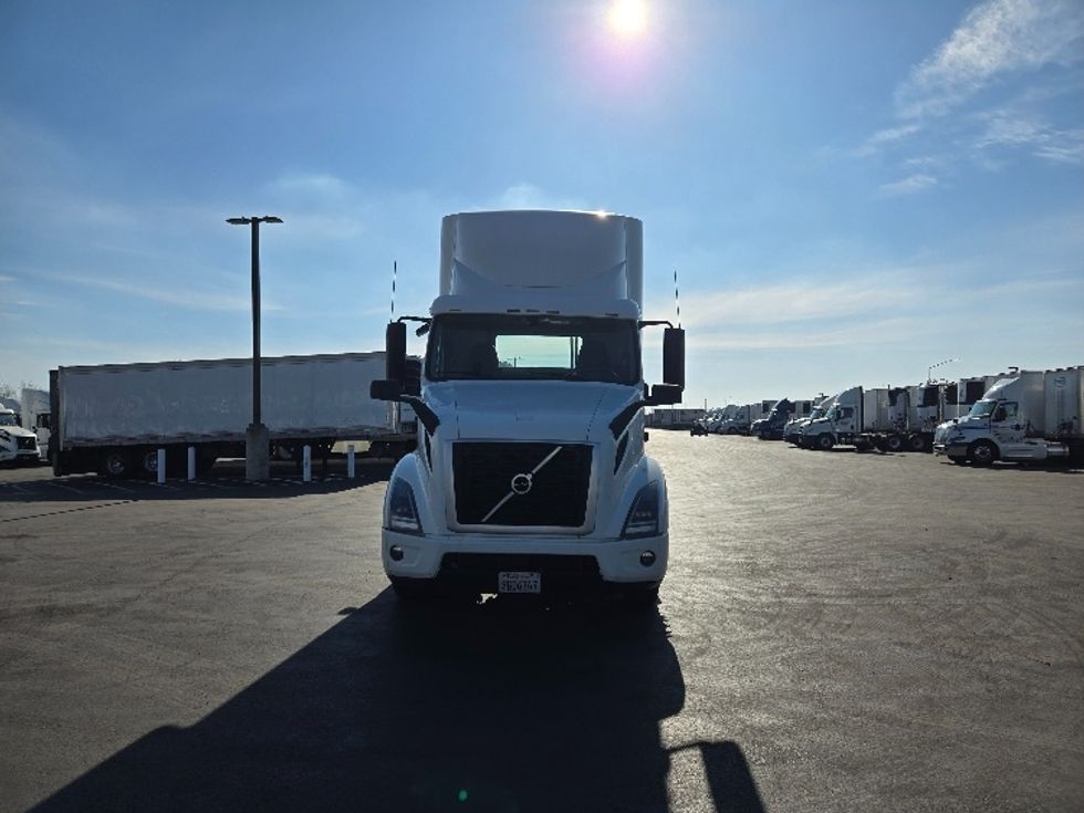 Day Cab Tractor-Heavy Duty Tractors-Volvo-2020-VNR64300-West Sacramento-CA-510,630\n\t\tmiles-$ 46,250 - Image 2