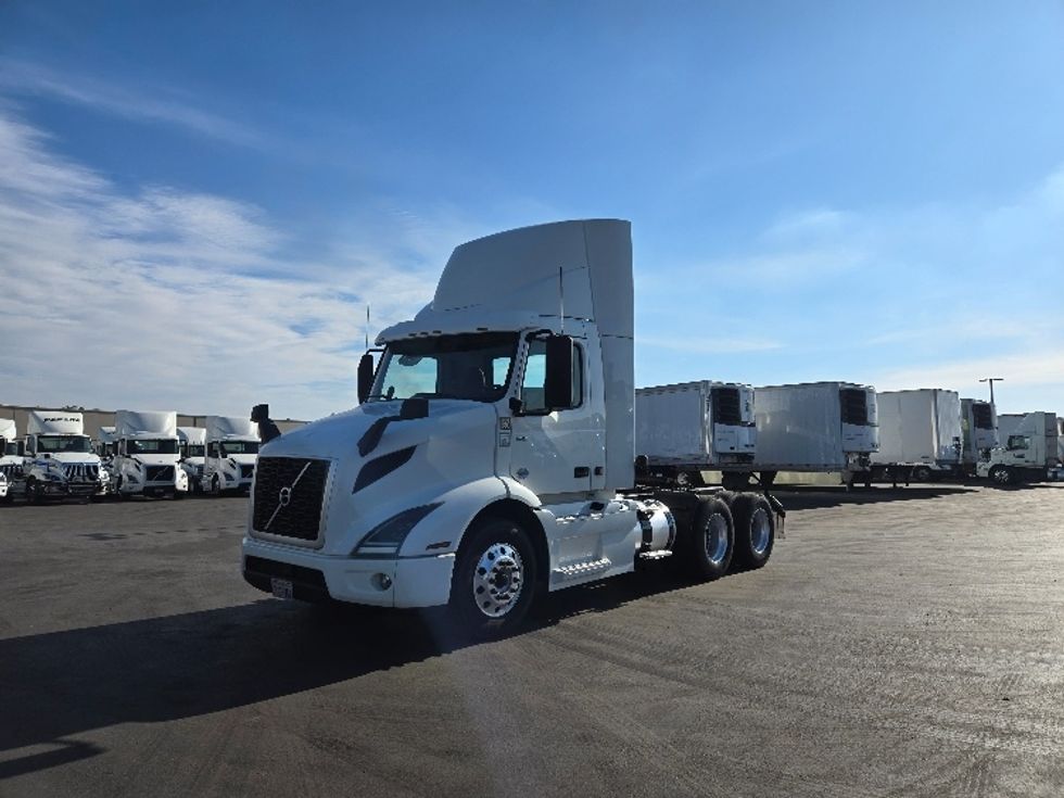 Day Cab Tractor-Heavy Duty Tractors-Volvo-2020-VNR64300-West Sacramento-CA-510,630\n\t\tmiles-$ 46,250 - Image 3