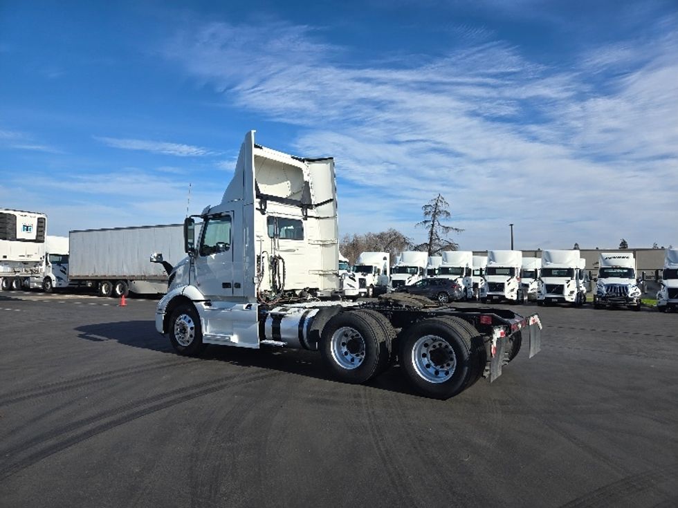 Day Cab Tractor-Heavy Duty Tractors-Volvo-2020-VNR64300-West Sacramento-CA-510,630\n\t\tmiles-$ 46,250 - Image 5