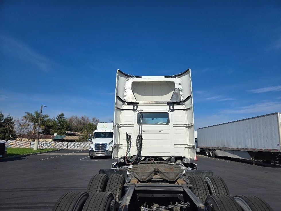Day Cab Tractor-Heavy Duty Tractors-Volvo-2020-VNR64300-West Sacramento-CA-510,630\n\t\tmiles-$ 46,250 - Image 6