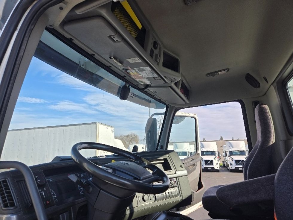 Day Cab Tractor-Heavy Duty Tractors-Volvo-2020-VNR64300-West Sacramento-CA-510,630\n\t\tmiles-$ 46,250 - Image 9