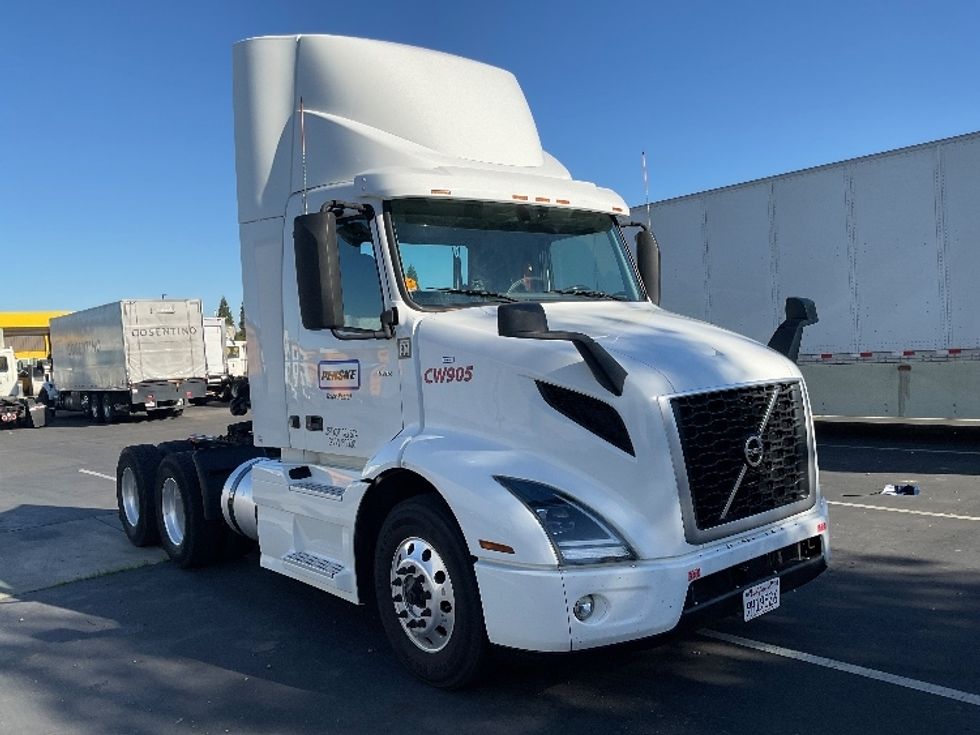 Day Cab Tractor-Heavy Duty Tractors-Volvo-2020-VNR64300-West Sacramento-CA-515,000\n\t\tmiles-$ 50,500 - Image 1