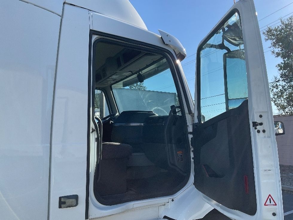 Day Cab Tractor-Heavy Duty Tractors-Volvo-2020-VNR64300-West Sacramento-CA-515,000\n\t\tmiles-$ 50,500 - Image 12