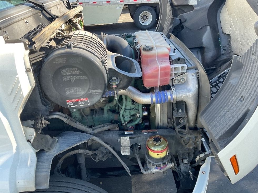 Day Cab Tractor-Heavy Duty Tractors-Volvo-2020-VNR64300-West Sacramento-CA-515,000\n\t\tmiles-$ 50,500 - Image 15