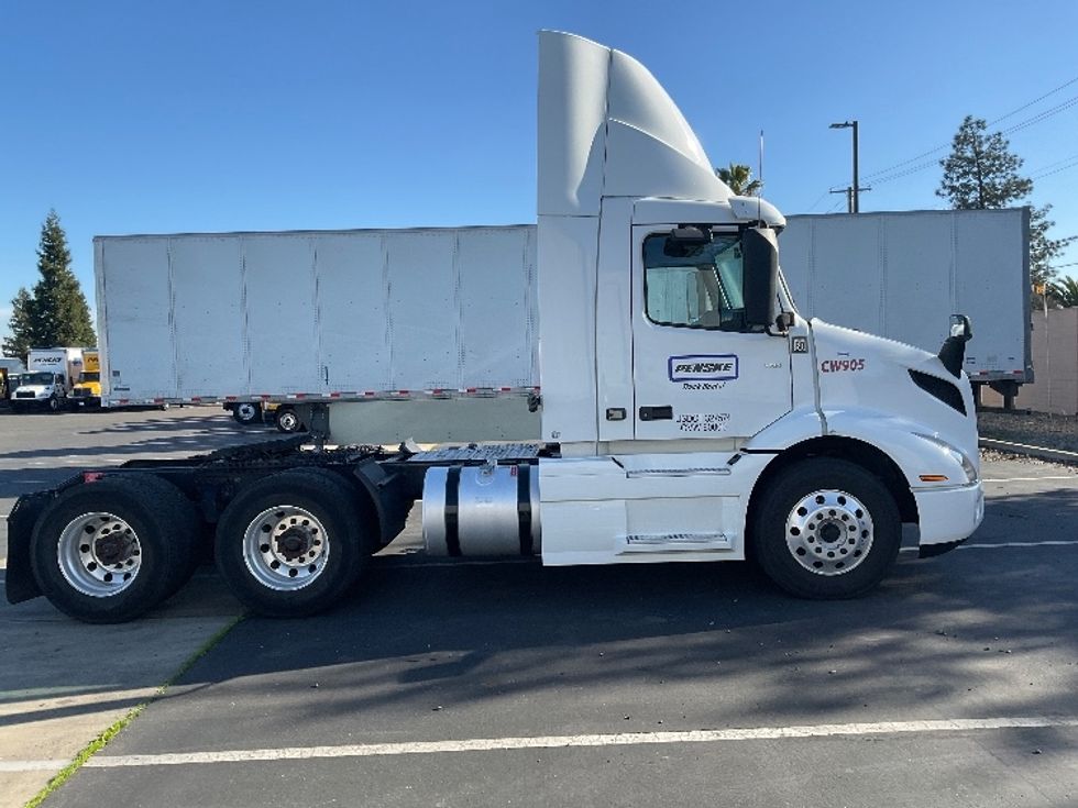 Day Cab Tractor-Heavy Duty Tractors-Volvo-2020-VNR64300-West Sacramento-CA-515,000\n\t\tmiles-$ 50,500 - Image 8