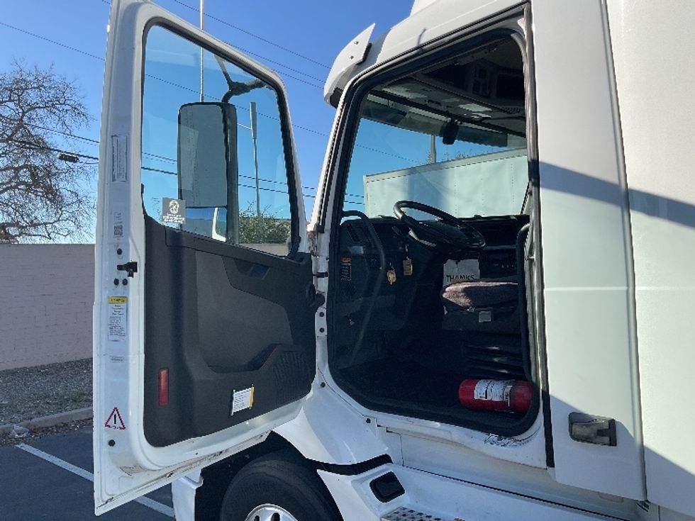Day Cab Tractor-Heavy Duty Tractors-Volvo-2020-VNR64300-West Sacramento-CA-515,000\n\t\tmiles-$ 50,500 - Image 9