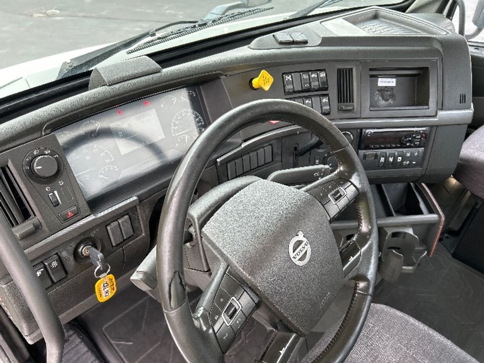 Day Cab Tractor-Heavy Duty Tractors-Volvo-2020-VNR64300-West Sacramento-CA-516,842\n\t\tmiles-$ 40,000 - Image 10