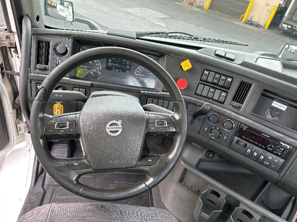 Day Cab Tractor-Heavy Duty Tractors-Volvo-2020-VNR64300-West Sacramento-CA-516,842\n\t\tmiles-$ 40,000 - Image 11