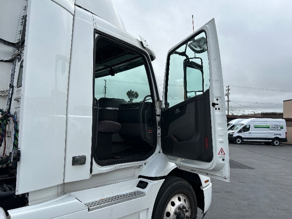 Day Cab Tractor-Heavy Duty Tractors-Volvo-2020-VNR64300-West Sacramento-CA-516,842\n\t\tmiles-$ 40,000 - Image 12