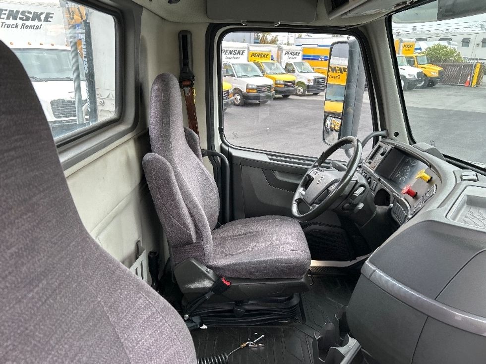 Day Cab Tractor-Heavy Duty Tractors-Volvo-2020-VNR64300-West Sacramento-CA-516,842\n\t\tmiles-$ 40,000 - Image 14