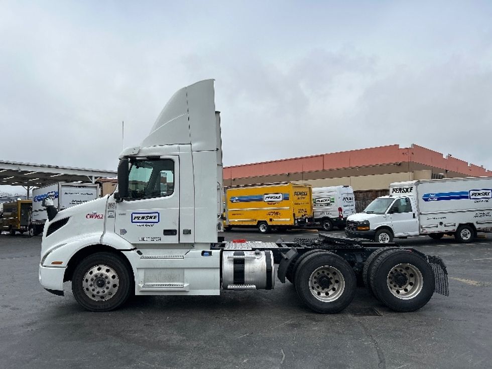 Day Cab Tractor-Heavy Duty Tractors-Volvo-2020-VNR64300-West Sacramento-CA-516,842\n\t\tmiles-$ 40,000 - Image 4