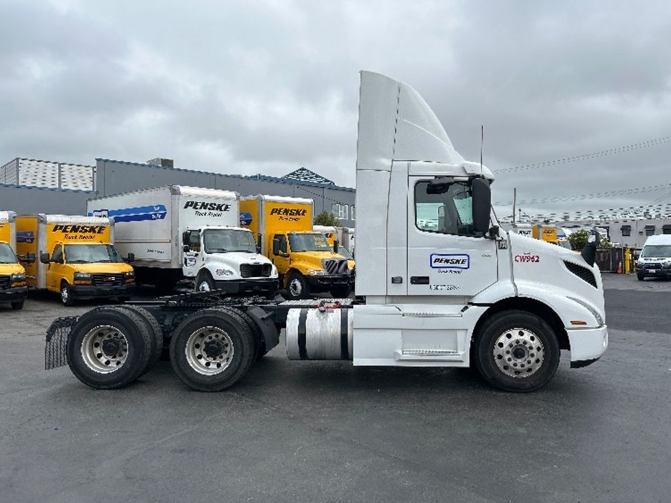 Day Cab Tractor-Heavy Duty Tractors-Volvo-2020-VNR64300-West Sacramento-CA-516,842\n\t\tmiles-$ 40,000 - Image 8