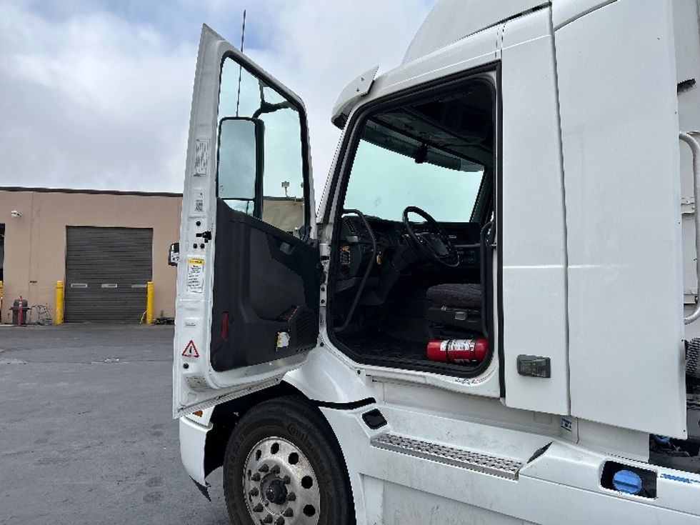 Day Cab Tractor-Heavy Duty Tractors-Volvo-2020-VNR64300-West Sacramento-CA-516,842\n\t\tmiles-$ 40,000 - Image 9