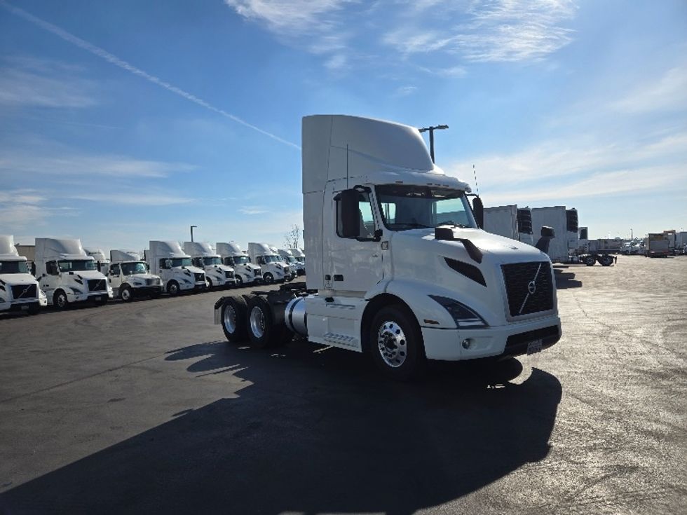 Day Cab Tractor-Heavy Duty Tractors-Volvo-2020-VNR64300-West Sacramento-CA-518,129\n\t\tmiles-$ 50,000 - Image 1