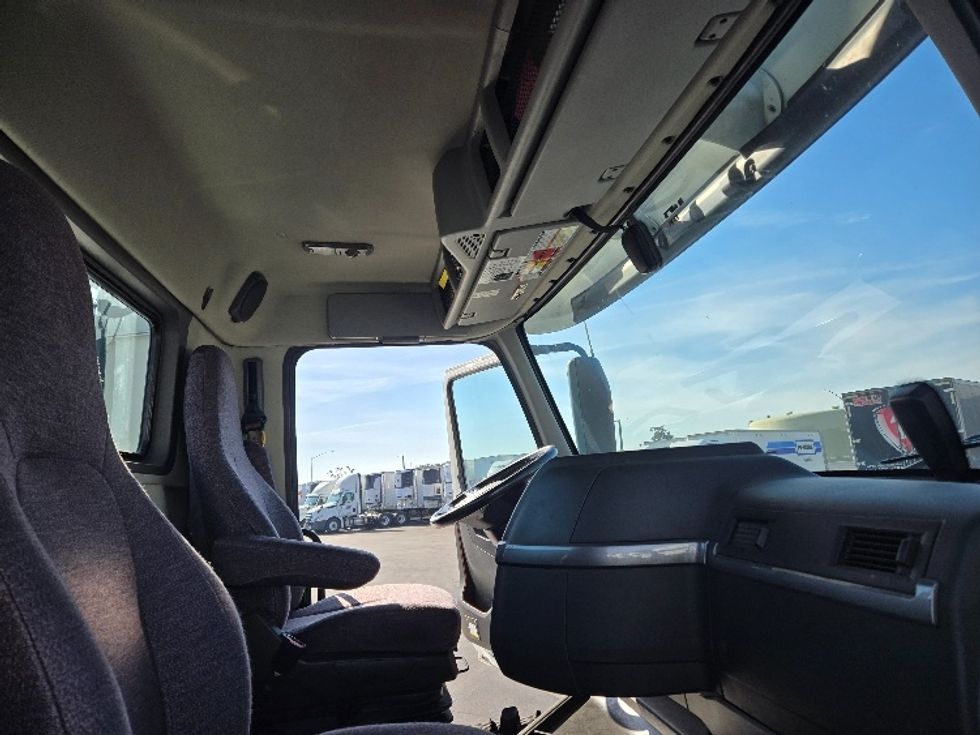 Day Cab Tractor-Heavy Duty Tractors-Volvo-2020-VNR64300-West Sacramento-CA-518,129\n\t\tmiles-$ 50,000 - Image 12