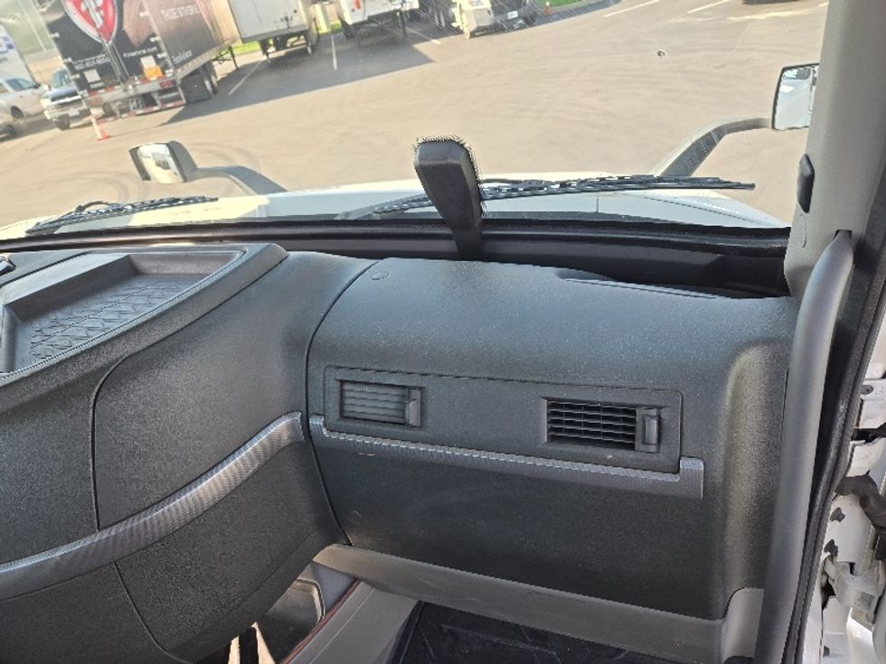 Day Cab Tractor-Heavy Duty Tractors-Volvo-2020-VNR64300-West Sacramento-CA-518,129\n\t\tmiles-$ 50,000 - Image 13