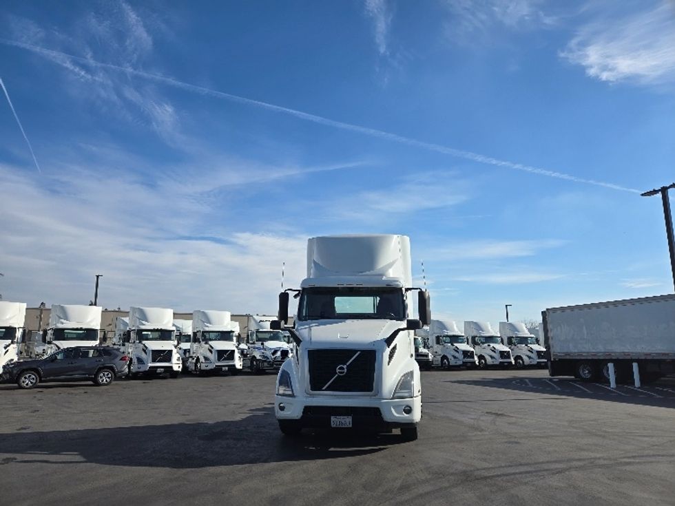 Day Cab Tractor-Heavy Duty Tractors-Volvo-2020-VNR64300-West Sacramento-CA-518,129\n\t\tmiles-$ 50,000 - Image 2