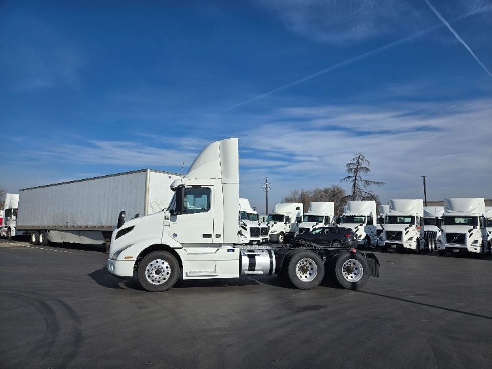 Day Cab Tractor-Heavy Duty Tractors-Volvo-2020-VNR64300-West Sacramento-CA-518,129\n\t\tmiles-$ 50,000 - Image 4