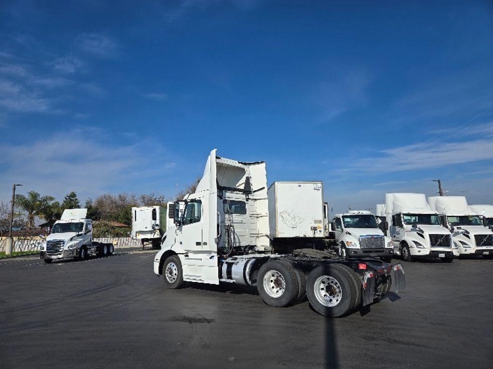 Day Cab Tractor-Heavy Duty Tractors-Volvo-2020-VNR64300-West Sacramento-CA-518,129\n\t\tmiles-$ 50,000 - Image 5