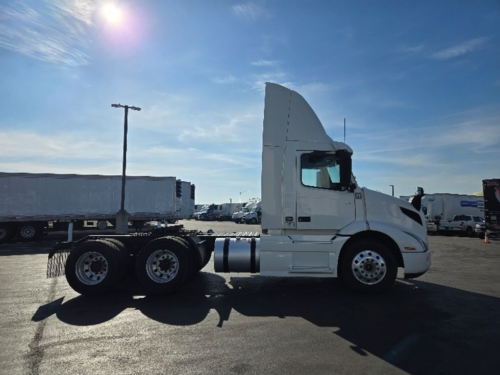Day Cab Tractor-Heavy Duty Tractors-Volvo-2020-VNR64300-West Sacramento-CA-518,129\n\t\tmiles-$ 50,000 - Image 8