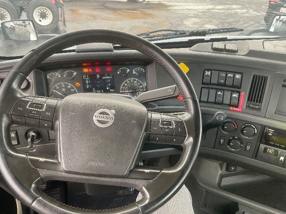 Day Cab Tractor-Heavy Duty Tractors-Volvo-2020-VNR64300-West Sacramento-CA-518,614\n\t\tmiles-$ 50,000 - Image 11