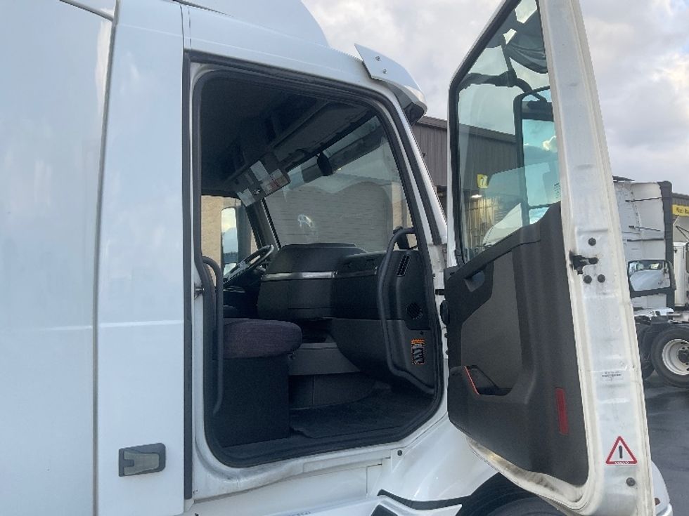 Day Cab Tractor-Heavy Duty Tractors-Volvo-2020-VNR64300-West Sacramento-CA-518,614\n\t\tmiles-$ 50,000 - Image 12