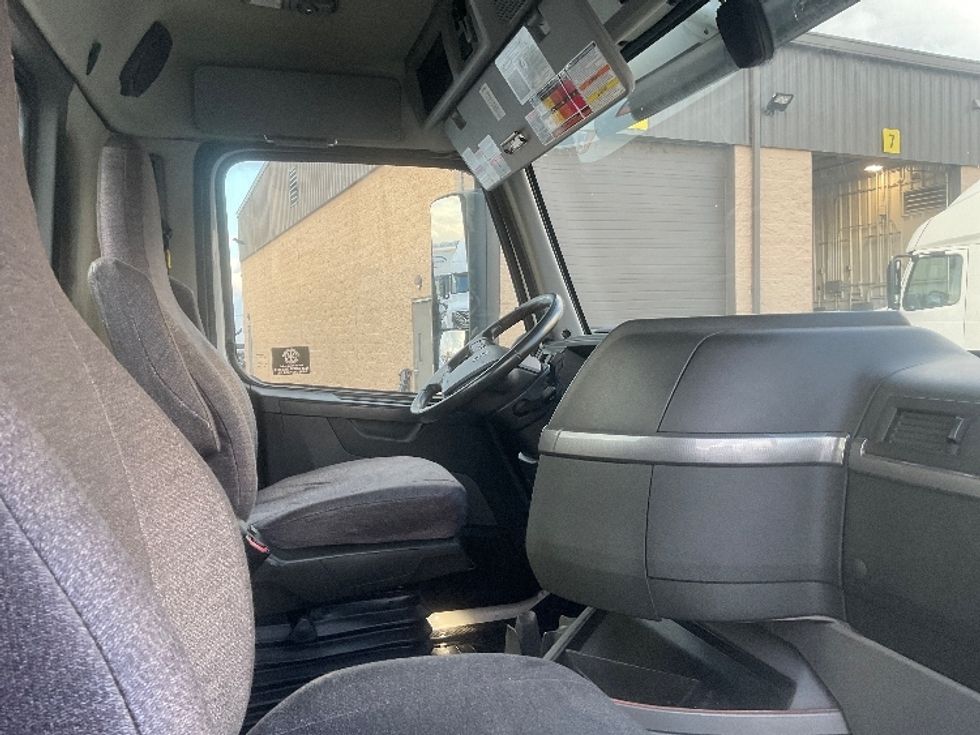 Day Cab Tractor-Heavy Duty Tractors-Volvo-2020-VNR64300-West Sacramento-CA-518,614\n\t\tmiles-$ 50,000 - Image 14