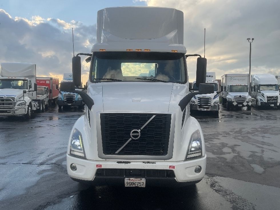 Day Cab Tractor-Heavy Duty Tractors-Volvo-2020-VNR64300-West Sacramento-CA-518,614\n\t\tmiles-$ 50,000 - Image 2