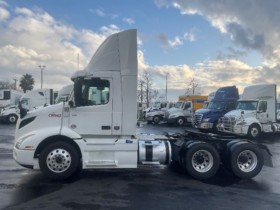 Day Cab Tractor-Heavy Duty Tractors-Volvo-2020-VNR64300-West Sacramento-CA-518,614\n\t\tmiles-$ 50,000 - Image 4